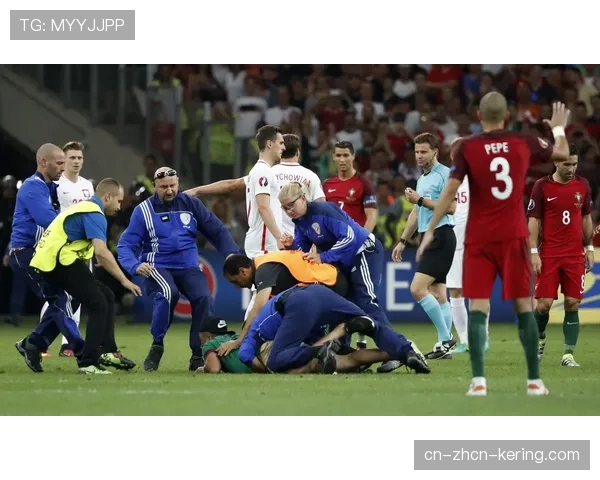 场边花絮：小球迷冲入场内拥抱偶像萨拉赫被安全带离